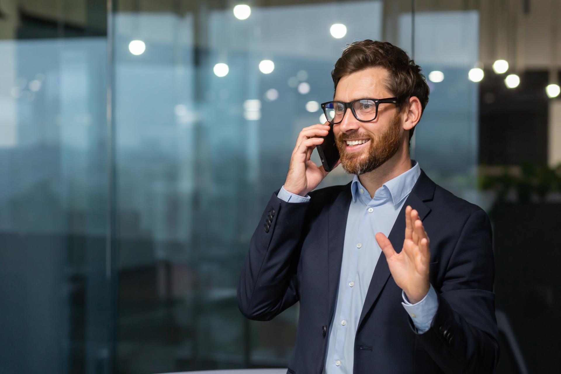 Homme souriant au téléphone